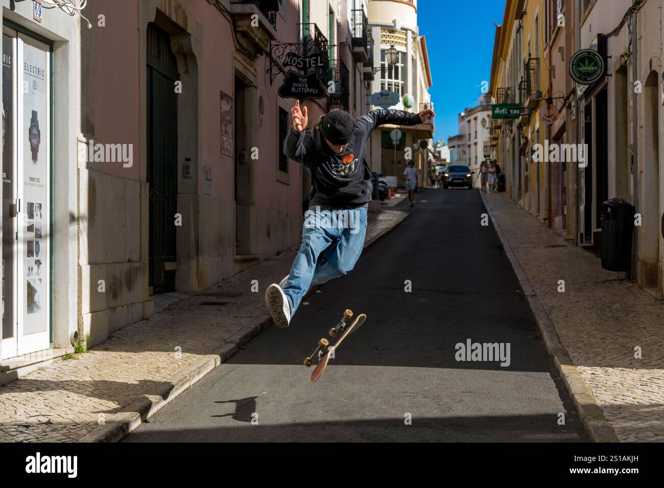 Portogallo, Algarve, Lagos, skateboarder che si esibiscono in Candido dos Reis Street Foto Stock
