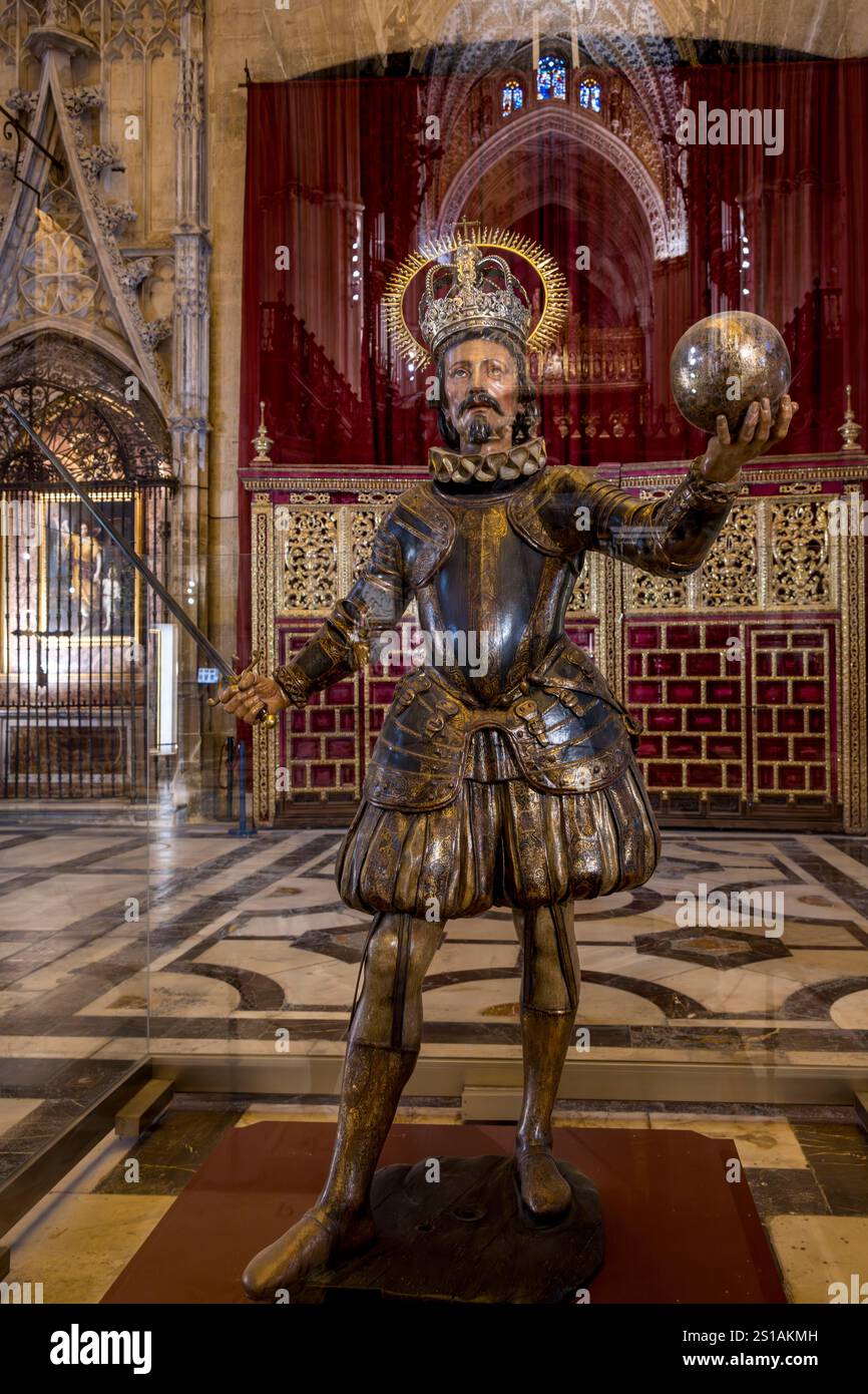 Spagna, Andalusia, Siviglia, la cattedrale, dichiarata patrimonio dell'umanità dall'UNESCO, statua del re Ferdinando III di Castiglia Foto Stock