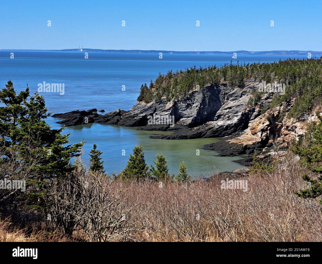 Vista della baia di Fundy e della nuova Scozia dal faro di Cape Spencer a Saint John, New Brunswick, Canada Foto Stock