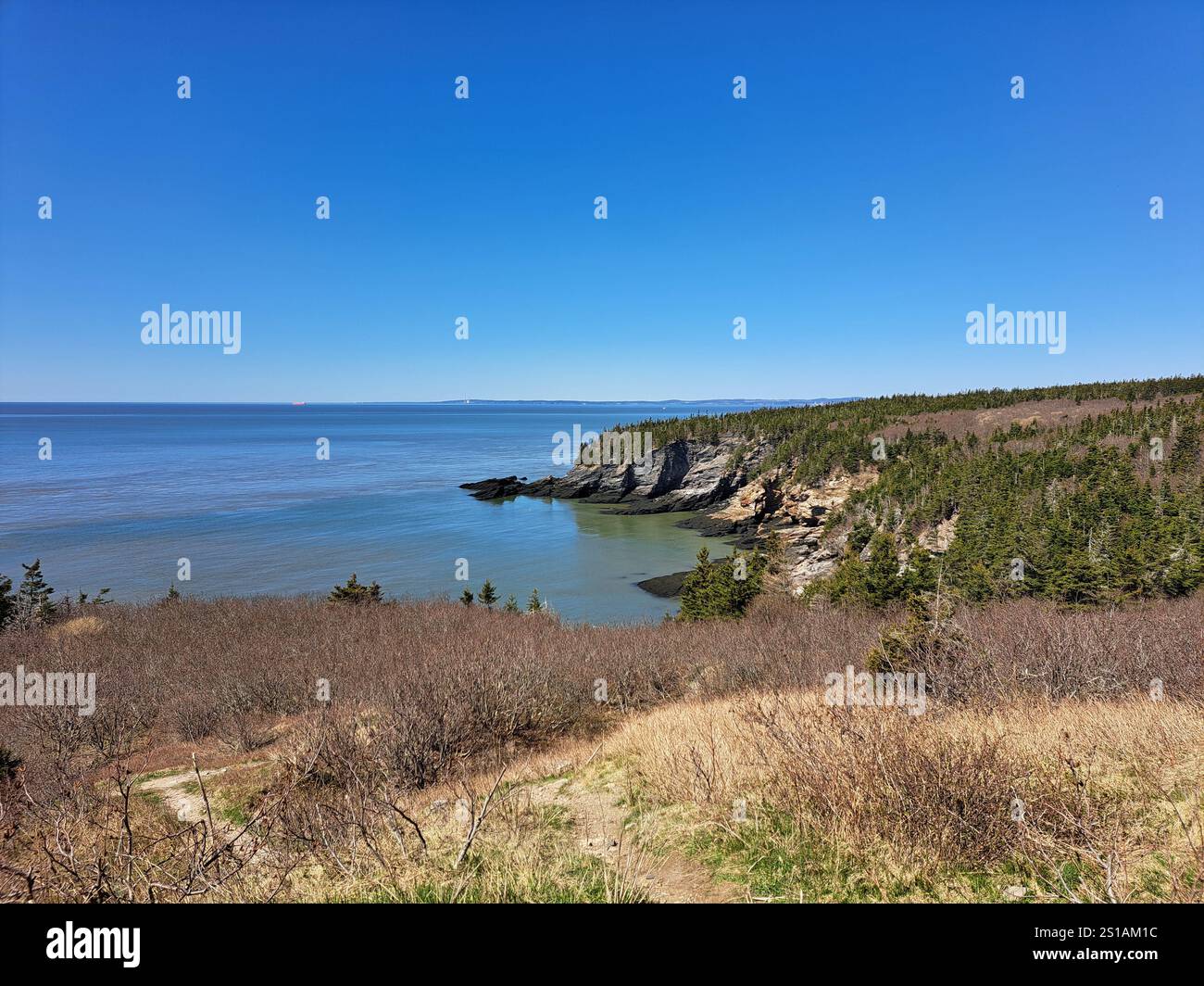 Vista della baia di Fundy e della nuova Scozia dal faro di Cape Spencer a Saint John, New Brunswick, Canada Foto Stock