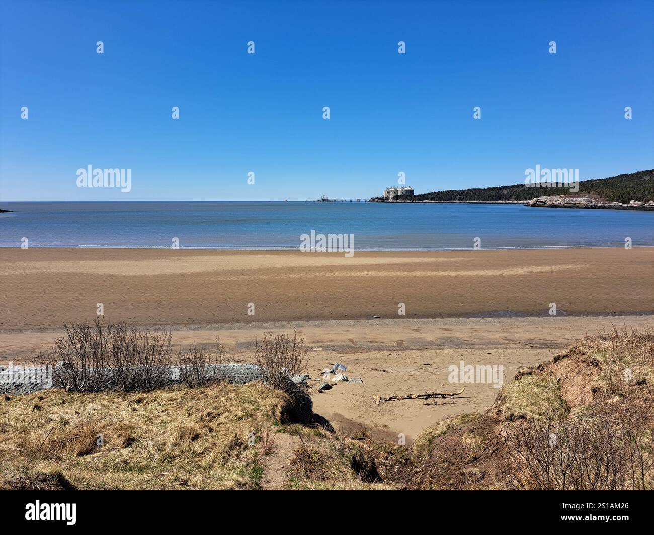 Vista della baia di Fundy e del porto petrolifero di Irving da Mispec Beach a Saint John, New Brunswick, Canada Foto Stock