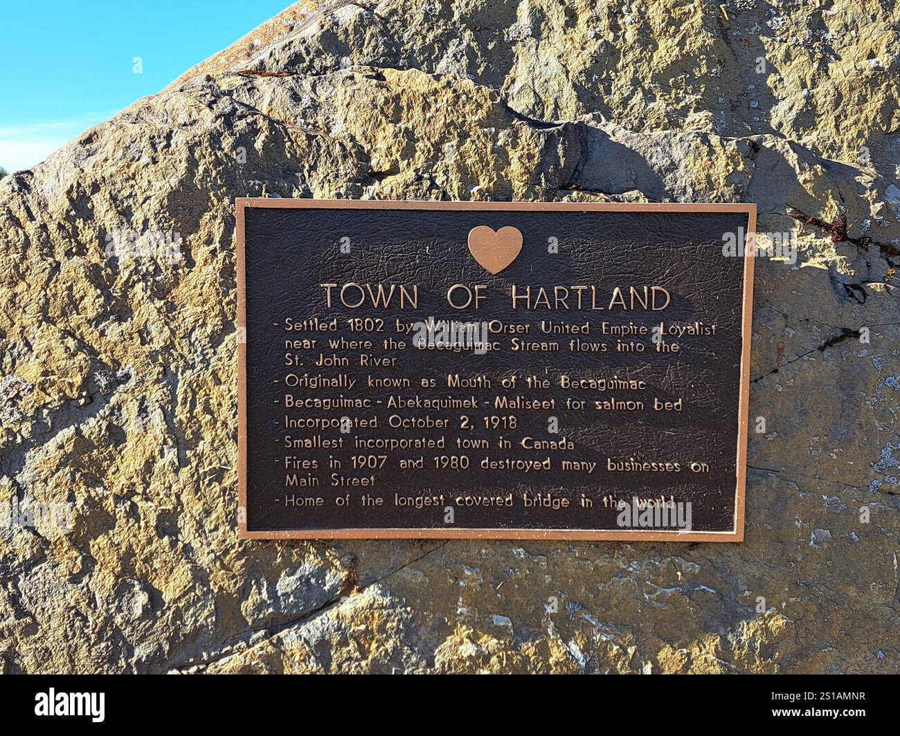 Targa della città di Hartland che descrive la sua storia al Becaguimec Park sulla Main Street di Hartland, New Brunswick, Canada Foto Stock
