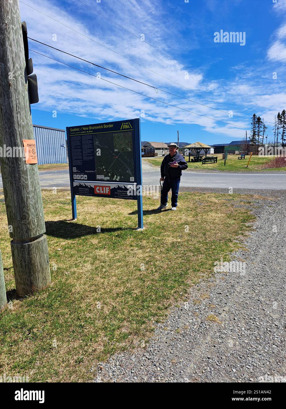 Insegna in francese della provincia di confine tra Quebec e nuovo Brunswick sul sentiero Trans Canada a Edmunston, New Brunswick, Canada Foto Stock