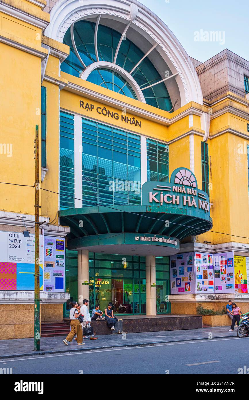 Vietnam, Hanoi, distretto di Hoan Kiem, ex quartiere coloniale francese, ex Palazzo del Cinema, costruito dai francesi tra il 1917 e il 1920, ribattezzato Teatro Cong Nhan Foto Stock