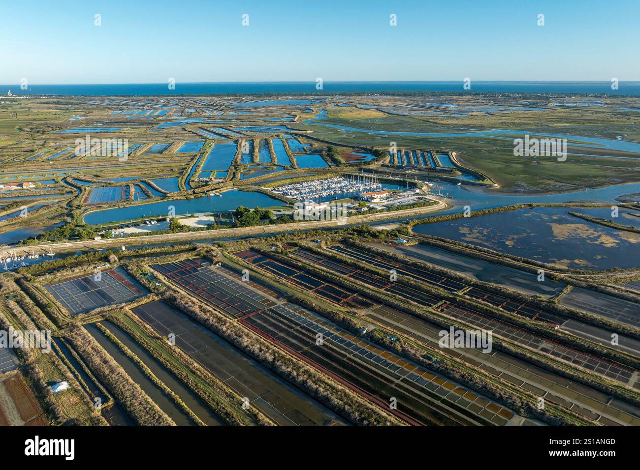 Francia, Charente Maritime, Ile de Ré, Ars en Ré, Les Plus Beaux Villages de France (i villaggi più belli della Francia), Fier d'Ars, le saline, la riserva naturale nazionale Lilleau des Niges (vista aerea) Foto Stock