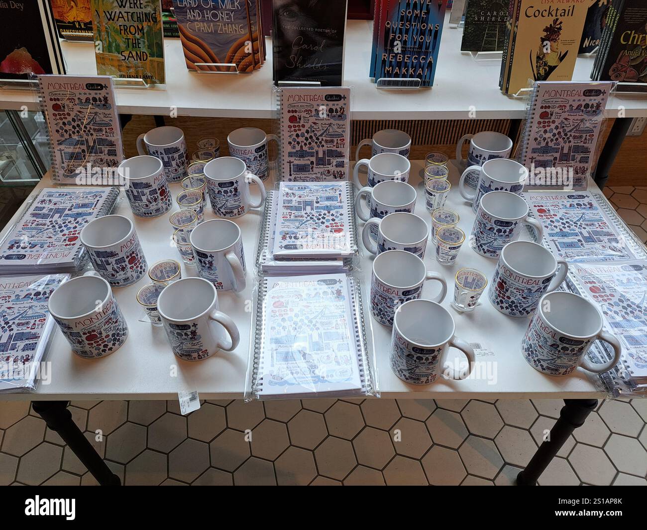 Tazze da caffè e libri alla libreria McGill in Sherbrooke Street West nel centro di Montreal, Quebec, Canada Foto Stock