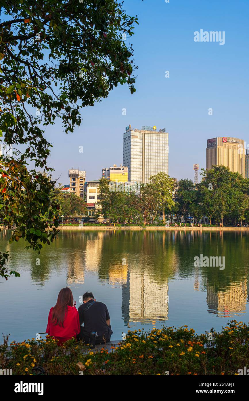 Vietnam, Hanoi, distretto di Hoan Kiem, riva del lago Hoan Kiem o lago delle Spade Foto Stock