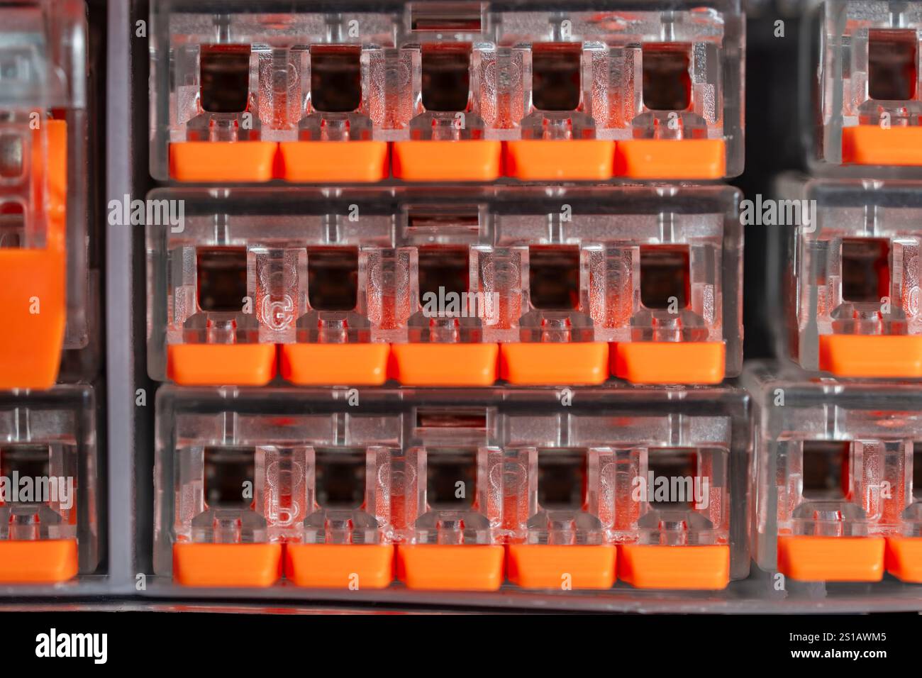 Contenitore in plastica per diversi tipi di connettori per fili elettrici. Mini connettore rapido per fili. Terminale connettore filo universale, diverso po Foto Stock