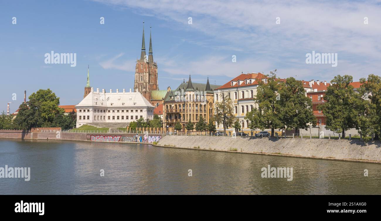 Cathedral Island offre una splendida architettura e tranquille viste sul fiume sotto un cielo luminoso, Wroklaw, Polonia Foto Stock