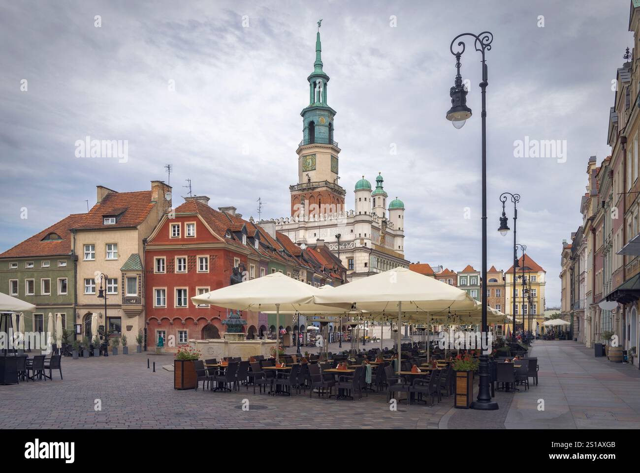 I visitatori apprezzano l'atmosfera vivace della vecchia piazza del mercato di Poznan e la sua affascinante architettura, la Polonia Foto Stock