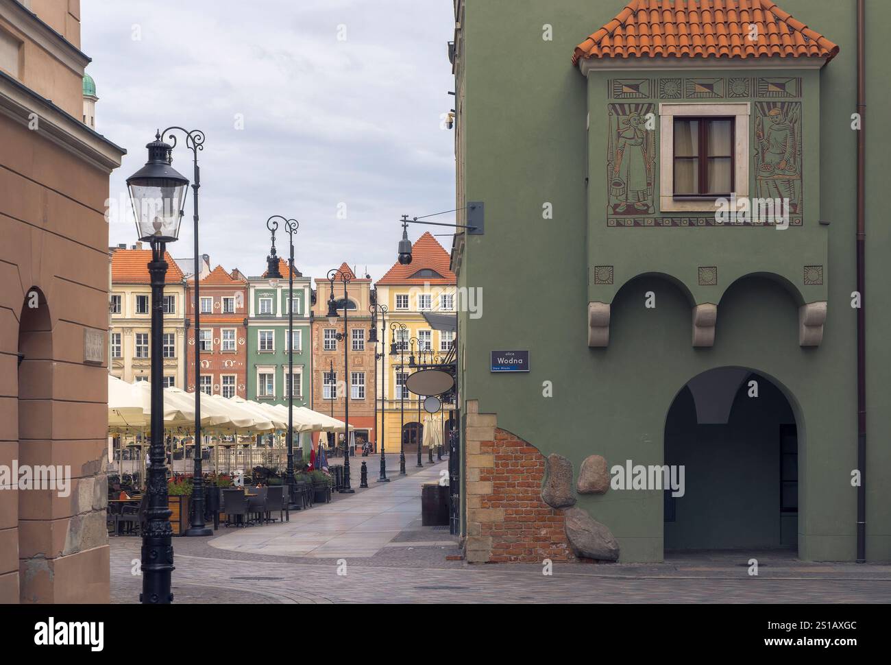 Esplora la Piazza del mercato Vecchia di Poznan per gli edifici colorati e i vivaci caffè che invitano i visitatori in Polonia Foto Stock