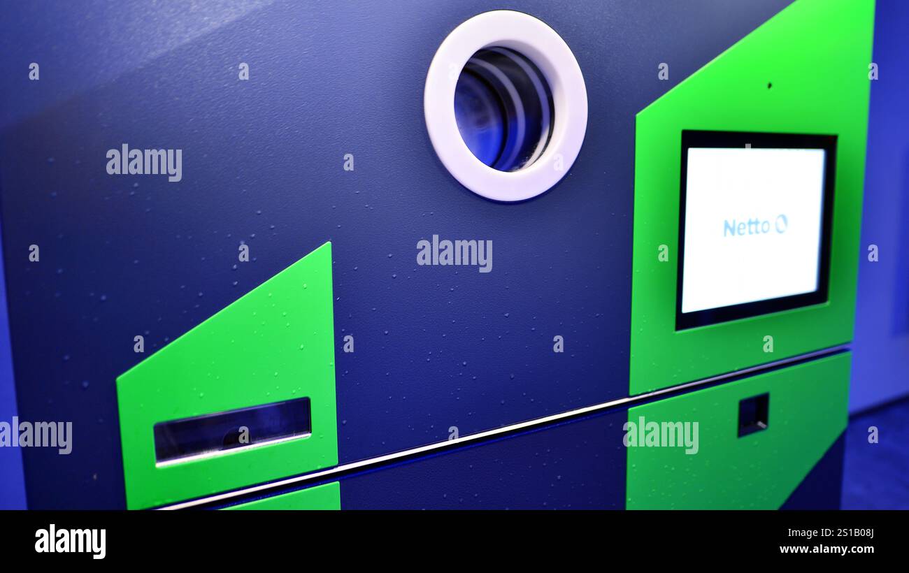 Varsavia, Polonia. 2 gennaio 2025. Distributore automatico di riciclaggio in un supermercato netto. Sistema di rimborso del deposito. Foto Stock