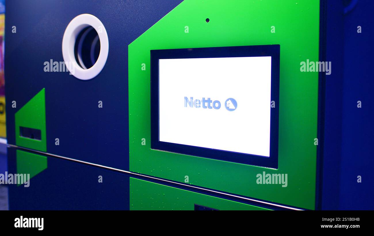 Varsavia, Polonia. 2 gennaio 2025. Distributore automatico di riciclaggio in un supermercato netto. Sistema di rimborso del deposito. Foto Stock