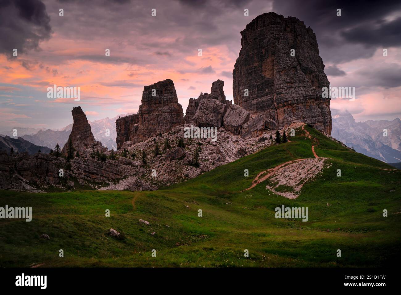 Dopo il tramonto sulle cinque Torri, Dolomiti. Passo Falzarego, vicino a Cortina d'Ampezzo, provincia di Belluno, Alpi italiane. Gruppo Nuvolao, Torre grande. Foto Stock