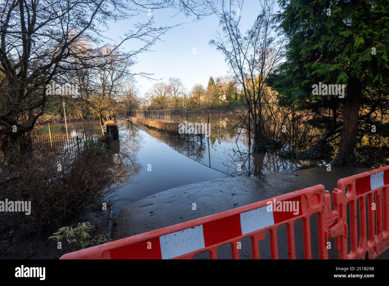 Fletcher Moss Park and Gardens, Didsbury, Manchester. Gli escursionisti hanno trovato sentieri sommersi, panchine sommerse e cartelli informativi del parco. La pulizia inizia a seguito di estese inondazioni nel sud di Manchester a seguito di forti piogge all'inizio del nuovo anno. Il Northenden Golf Club (vicino a Didsbury) fu inondato di auto, tra cui una Porsche coperta di detriti dall'acqua inondata. Il campo è stato completamente inondato di acqua e detriti che coprono i verdi con bandiere che si aprono. La club House è totalmente circondata dall'acqua. Il parco e i giardini Fletcher Moss si trovano nelle vicinanze Foto Stock