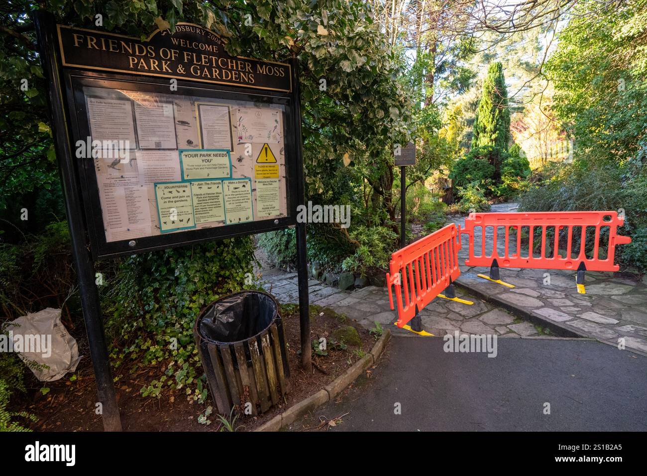Fletcher Moss Park and Gardens, Didsbury, Manchester. Gli escursionisti hanno trovato sentieri sommersi, panchine sommerse e cartelli informativi del parco. La pulizia inizia a seguito di estese inondazioni nel sud di Manchester a seguito di forti piogge all'inizio del nuovo anno. Il Northenden Golf Club (vicino a Didsbury) fu inondato di auto, tra cui una Porsche coperta di detriti dall'acqua inondata. Il campo è stato completamente inondato di acqua e detriti che coprono i verdi con bandiere che si aprono. La club House è totalmente circondata dall'acqua. Il parco e i giardini Fletcher Moss si trovano nelle vicinanze Foto Stock