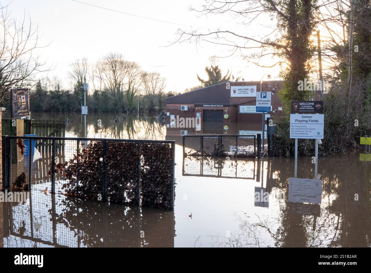 Il Didsbury Sports club, dove la casa del club era circondata da acque alluvionali e campi da calcio e rubini furono sommersi. La pulizia inizia a seguito di estese inondazioni nel sud di Manchester a seguito di forti piogge all'inizio del nuovo anno. Il Northenden Golf Club (vicino a Didsbury) fu inondato di auto, tra cui una Porsche coperta di detriti dall'acqua inondata. Il campo è stato completamente inondato di acqua e detriti che coprono i verdi con bandiere che si aprono. La club House è totalmente circondata dall'acqua. Il vicino Fletcher Moss Park and Gardens è completamente allagato da panchine e informazioni sul parco Foto Stock