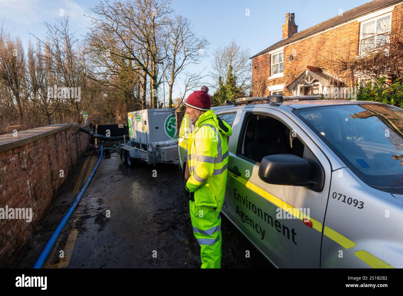 L'agenzia per l'ambiente eroga acqua dal fronte delle case a bordo del Fletcher Moss Park Didsbury. La pulizia inizia a seguito di estese inondazioni nel sud di Manchester a seguito di forti piogge all'inizio del nuovo anno. Il Northenden Golf Club (vicino a Didsbury) fu inondato di auto, tra cui una Porsche coperta di detriti dall'acqua inondata. Il campo è stato completamente inondato di acqua e detriti che coprono i verdi con bandiere che si aprono. La club House è totalmente circondata dall'acqua. Il vicino Fletcher Moss Park and Gardens è completamente allagato da panchine e cartelli informativi per il parco Foto Stock