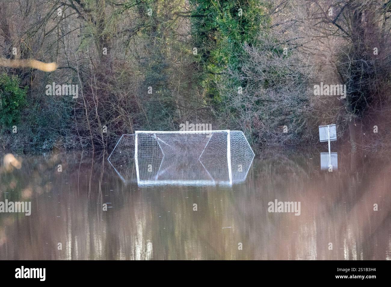 Il Didsbury Sports club, dove la casa del club era circondata da acque alluvionali e campi da calcio e rubini furono sommersi. La pulizia inizia a seguito di estese inondazioni nel sud di Manchester a seguito di forti piogge all'inizio del nuovo anno. Il Northenden Golf Club (vicino a Didsbury) fu inondato di auto, tra cui una Porsche coperta di detriti dall'acqua inondata. Il campo è stato completamente inondato di acqua e detriti che coprono i verdi con bandiere che si aprono. La club House è totalmente circondata dall'acqua. Il vicino Fletcher Moss Park and Gardens è completamente allagato da panchine e informazioni sul parco Foto Stock
