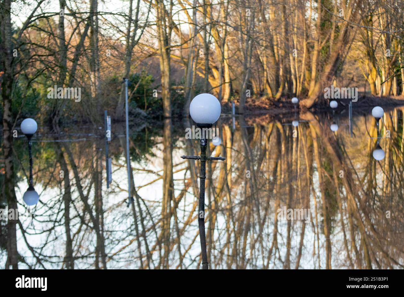 Parcheggio subacqueo con luci sommerse al Britannia Hotel dopo la pioggia all'inizio del nuovo anno. Il Northenden Golf Club (vicino a Didsbury) fu inondato di auto, tra cui una Porsche coperta di detriti dall'acqua inondata. Il campo è stato completamente inondato di acqua e detriti che coprono i verdi con bandiere che si aprono. La club House è totalmente circondata dall'acqua. Il vicino Fletcher Moss Park and Gardens è completamente sommerso da panchine e cartelli informativi del parco. L'Agenzia per l'ambiente stava pompando acqua e con barriere antialluvione erette nelle vicinanze Foto Stock