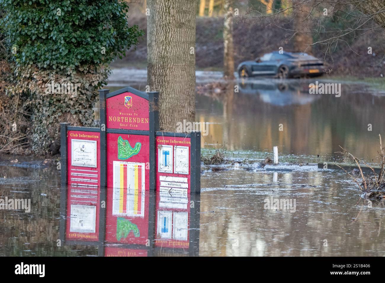 Il Northenden Golf Club è stato completamente sommerso in acqua e detriti a seguito dell'inondazione di Manchester. Detriti e acqua ricoprivano il campo con la club House tagliata fuori dal terreno arido. Un'auto Porsche era coperta di detriti dall'acqua alluvionale con bandiere che scorrevano appena sopra l'acqua su alcuni green. La pulizia inizia a seguito di estese inondazioni nel sud di Manchester a seguito di forti piogge all'inizio del nuovo anno. Il Northenden Golf Club (vicino a Didsbury) fu inondato di auto, tra cui una Porsche coperta di detriti dall'acqua inondata. Il percorso è stato completamente inondato di acqua e detriti Foto Stock