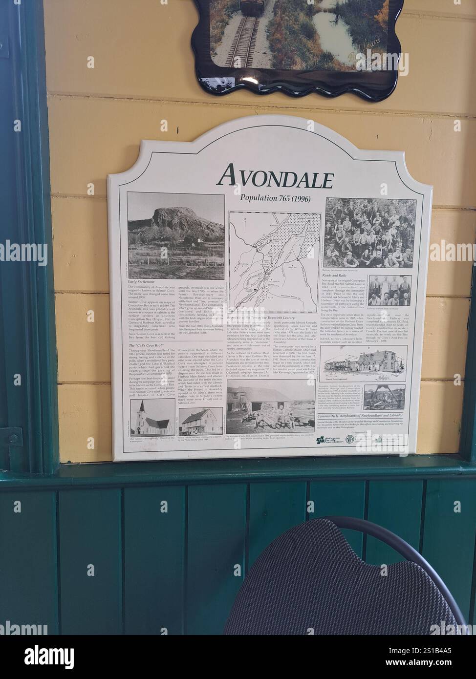 Insegna della popolazione e della storia presso il museo ferroviario Avondale di Newfoundland & Labrador, Canada Foto Stock