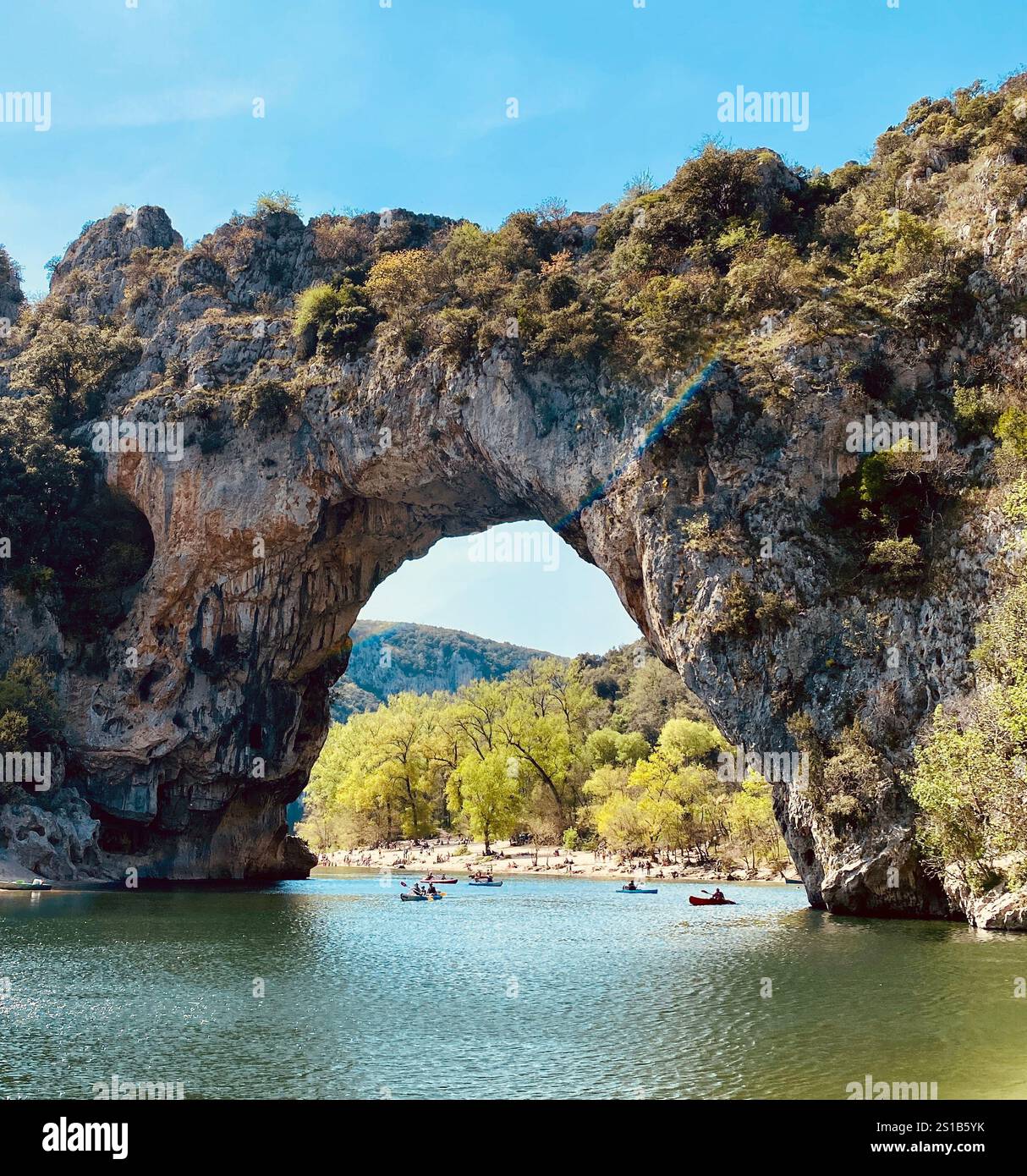 Gente che va in kayak sotto Pont d'Arc, Ardeche, Francia Foto Stock