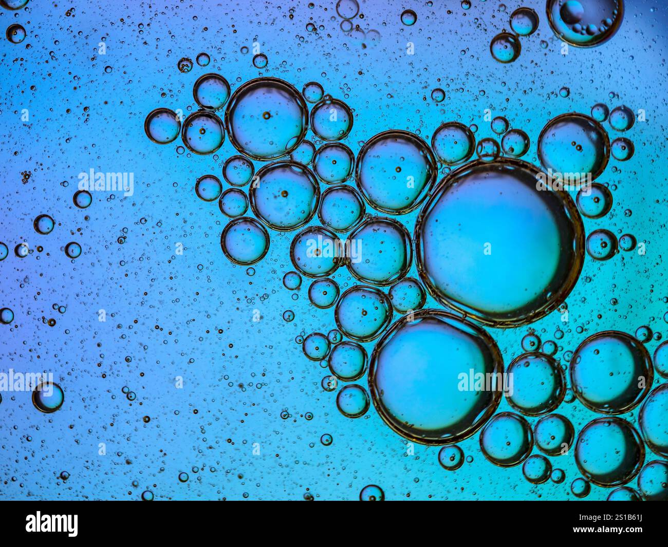Fondo con bolle d'aria disciolte in liquido blu. Illustrazione di un articolo scientifico in chimica o fisica. Sfondo per la pubblicità cosmet Foto Stock