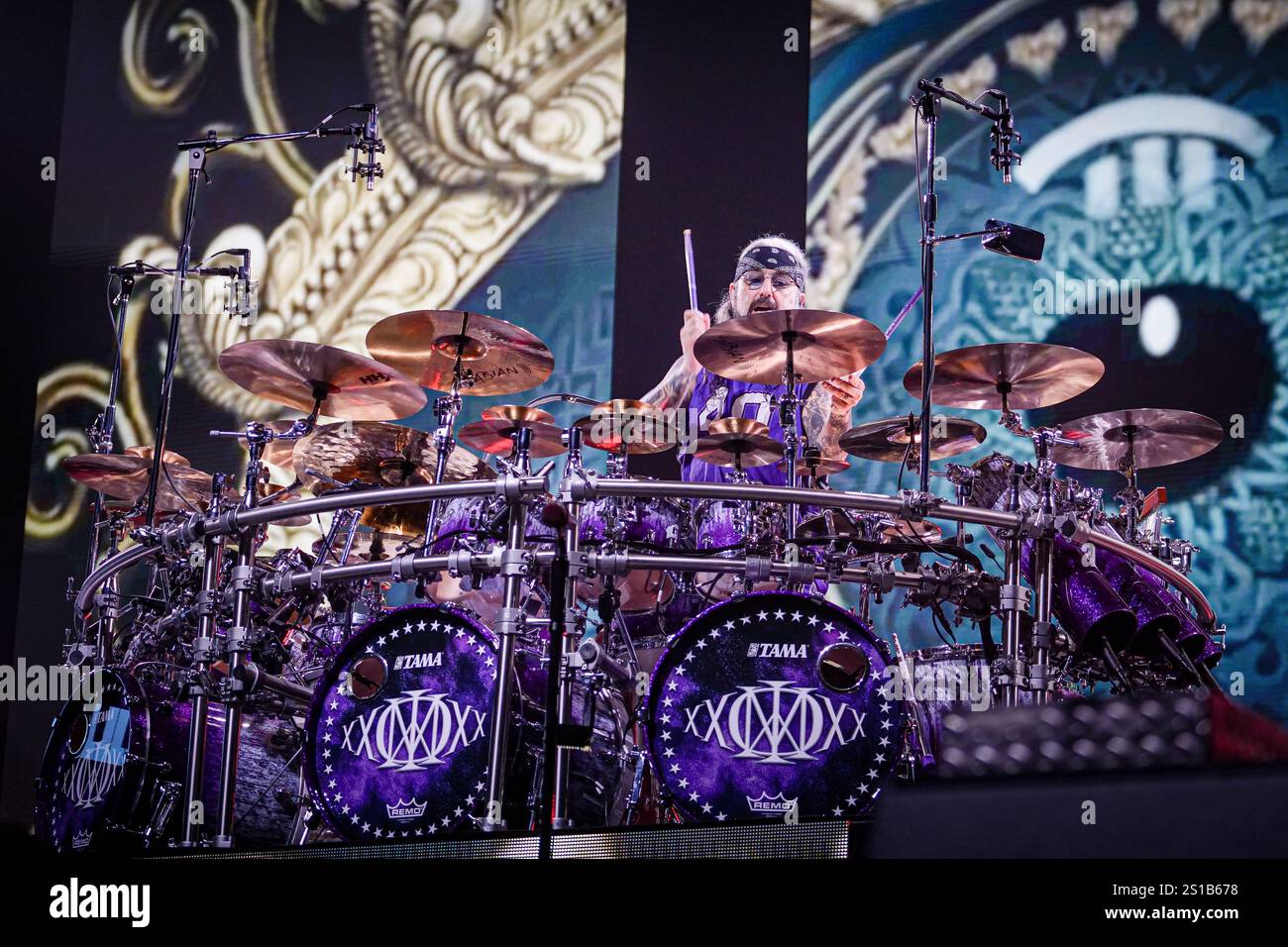 La band progressive metal Dream Theater di New York si esibisce a Roma (Italia) per il tour dei 40° anniversario Foto Stock