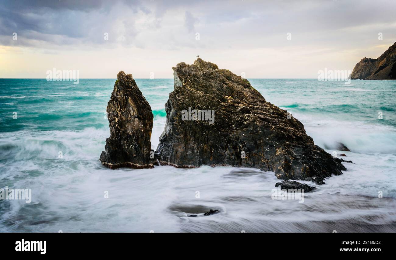 Rocce in mare, cinque Terre, la Spezia, Italia Foto Stock