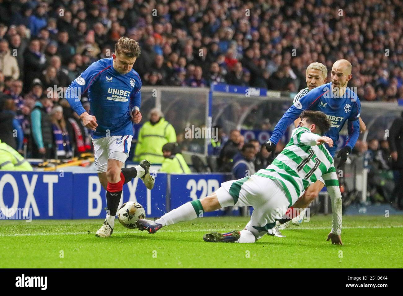 Glasgow, Regno Unito. 2 gennaio 2025. I Rangers hanno giocato al Celtic all'Ibrox Stadium di Glasgow, nel Regno Unito, nella tradizionale partita "Old Firm". Il punteggio finale è stato Rangers 3-0 Celtic. I gol per i Rangers sono stati segnati da Ianis Hagi (Rangers 30) 7 minuti, Robin Propper (Rangers 4) 66 minuti e Danilo (Rangers 99) 81 minuti. Crediti: Findlay/Alamy Live News Foto Stock