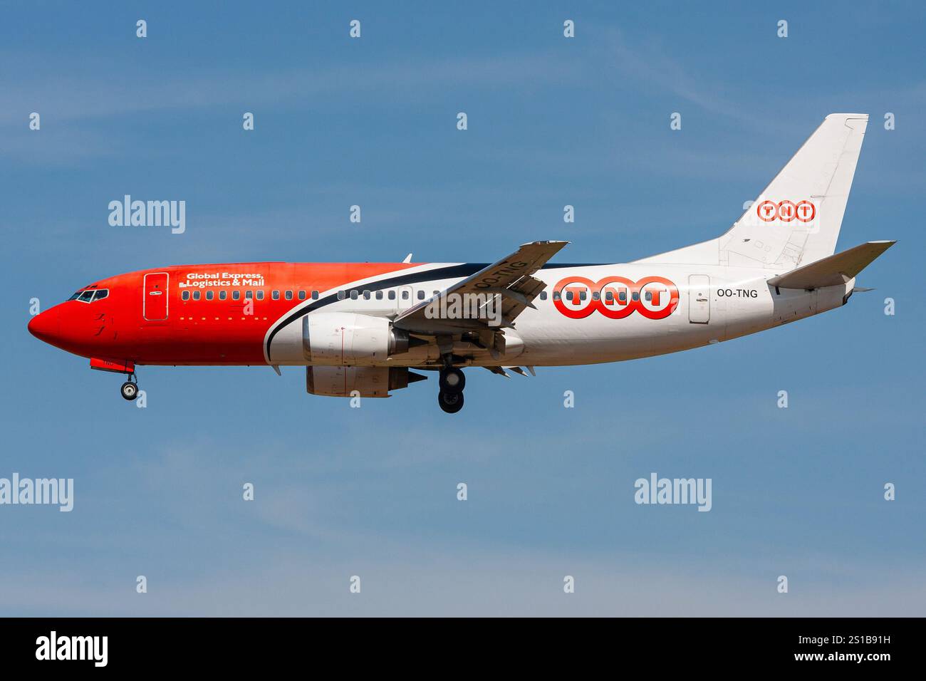 TNT Express Boeing 737-300 con registrazione OO-TNG in finale per l'aeroporto di Bruxelles Foto Stock