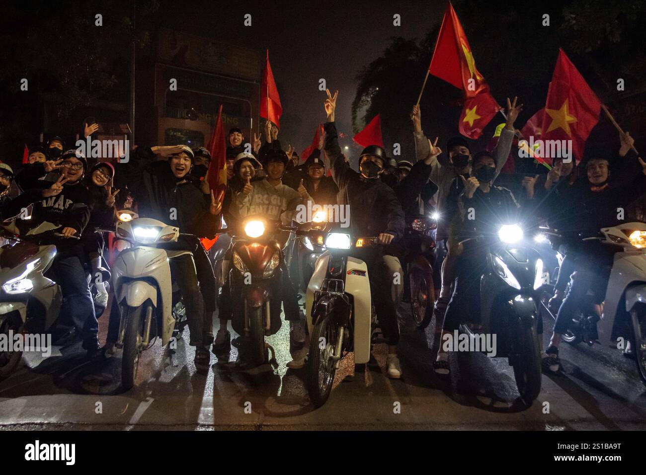 Hanoi, Hanoi, Vietnam. 3 gennaio 2025. HANOI, VIETNAM, i tifosi di calcio hanno celebrato la storica vittoria del Vietnam sul calcio della Thailandia, scendendo in strada mentre la partita in casa si è conclusa giovedì sera, 2 gennaio. Il Vietnam ha trionfato 2-1 sulla Thailandia nella prima tappa della finale del campionato ASEAN 2024, tenutasi nella provincia settentrionale di Phu Tho. I tifosi erano estasiati e scesero in strada mentre il Vietnam batté i loro rivali thailandesi per la prima volta dal giugno 2019. Entrambe le squadre sono destinate a venire testa a testa in Thailandia nella seconda tappa. (Immagine di credito: © Rod Harbinson/ZUMA Press Wire) SOLO PER USO EDITORIALE! No Foto Stock