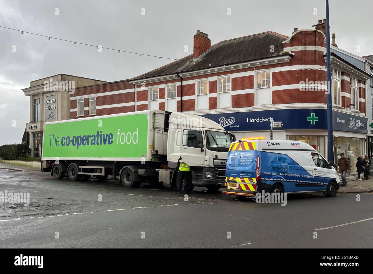 Un camion Co-operative Food (Co-op) parcheggiato a Mumbles. Swansea, Galles, Regno Unito. 31 dicembre 2024. Foto Stock