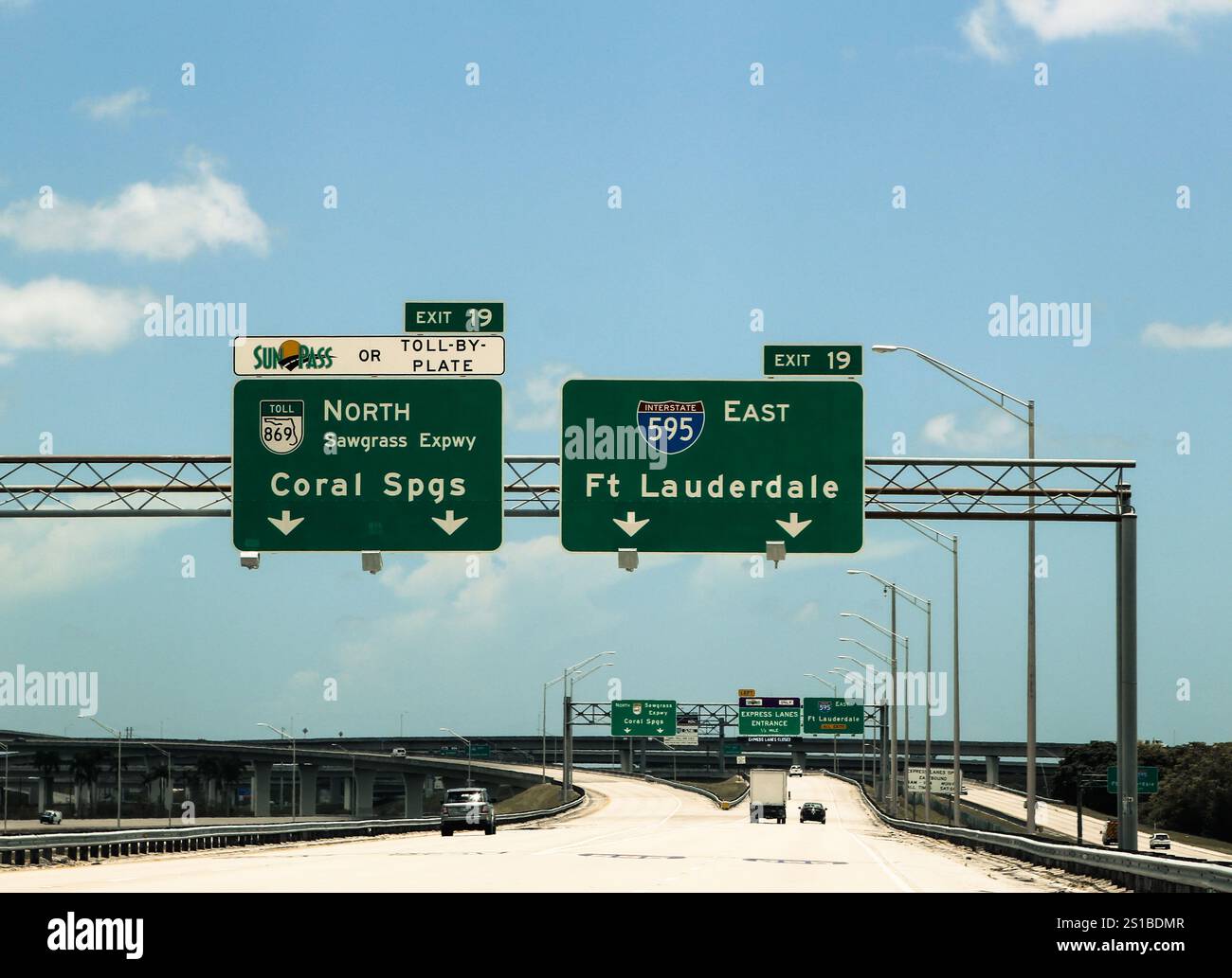 Wegweiser auf der Florida State Road 869 North Sawgress Expwy Richtung Coral Springs, Abfahrt Richtung Interstate 595 East Richtung ft Lauderdale, Stati Uniti. Foto Stock