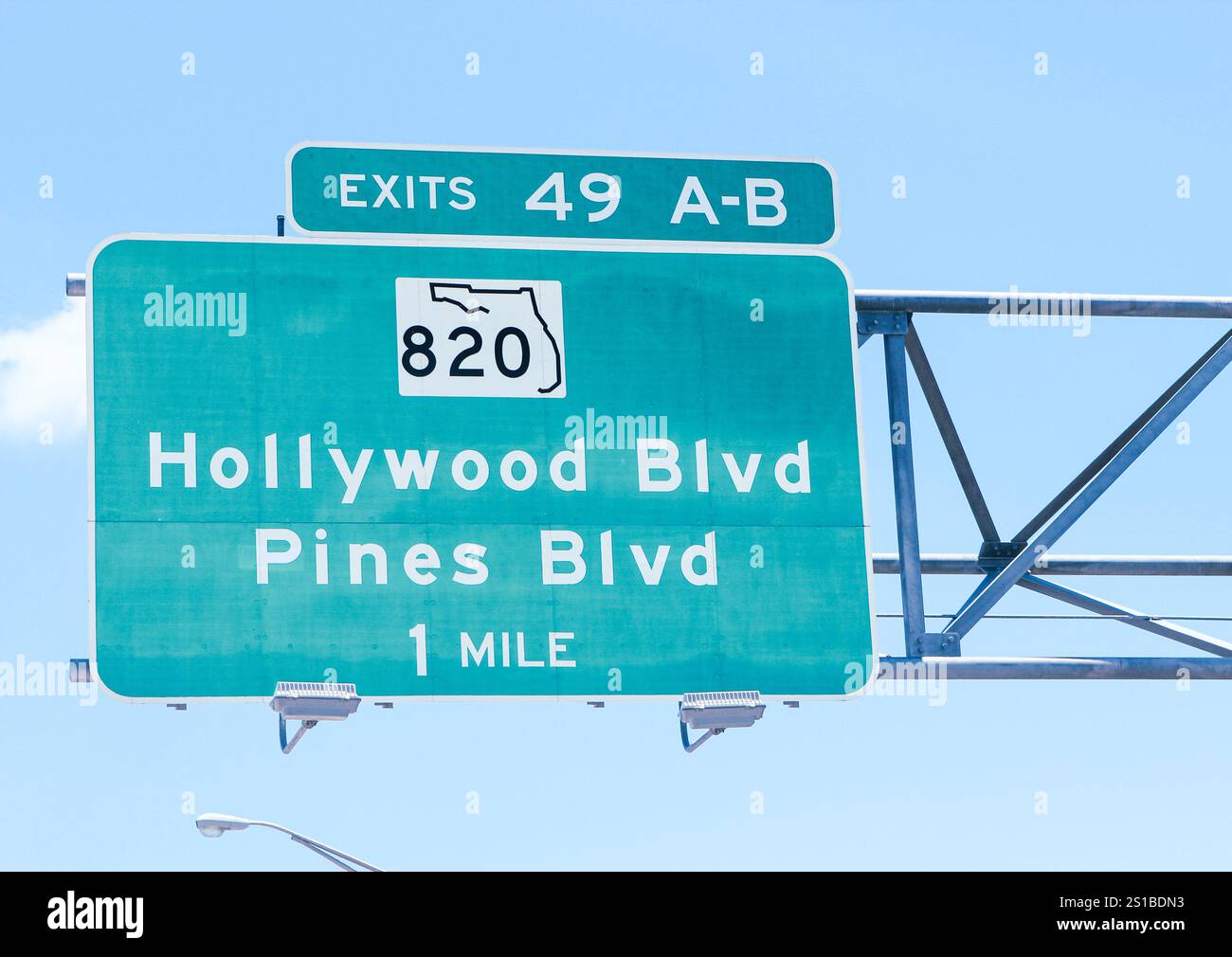 Wegweiser / Vorwegweiser / Richtungsschild auf der Florida State Road 820 Richtung Hollywood Blvd & Pines Blvd, in Florida, Stati Uniti. Foto Stock