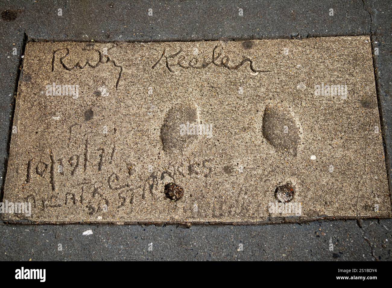 Impronte dei piedi da Rub Keeler di fronte al Theatre 80 St Marks, un ex teatro e cinema off-Broadway. Chiuso nel 2024, East Village, Manhattan, Foto Stock