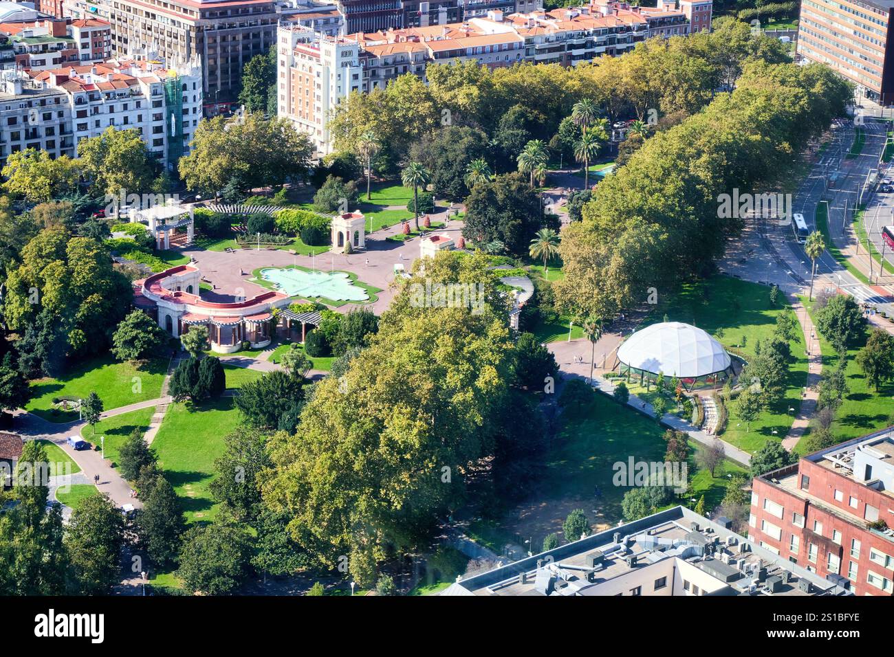 Parco Doña Casilda Iturrizar, viste dalla Torre Iberdrola, Bilbao, Paesi Baschi, Spagna Foto Stock