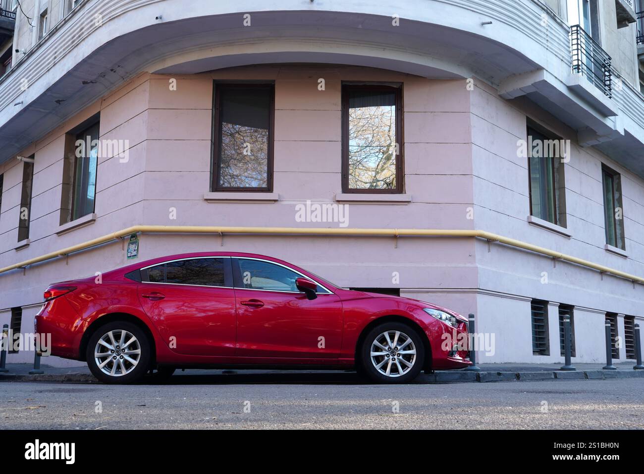 Bucarest, Romania - 1 gennaio 2025: Mazda 6 Turbo auto rossa parcheggiata in strada vicino a casa Foto Stock