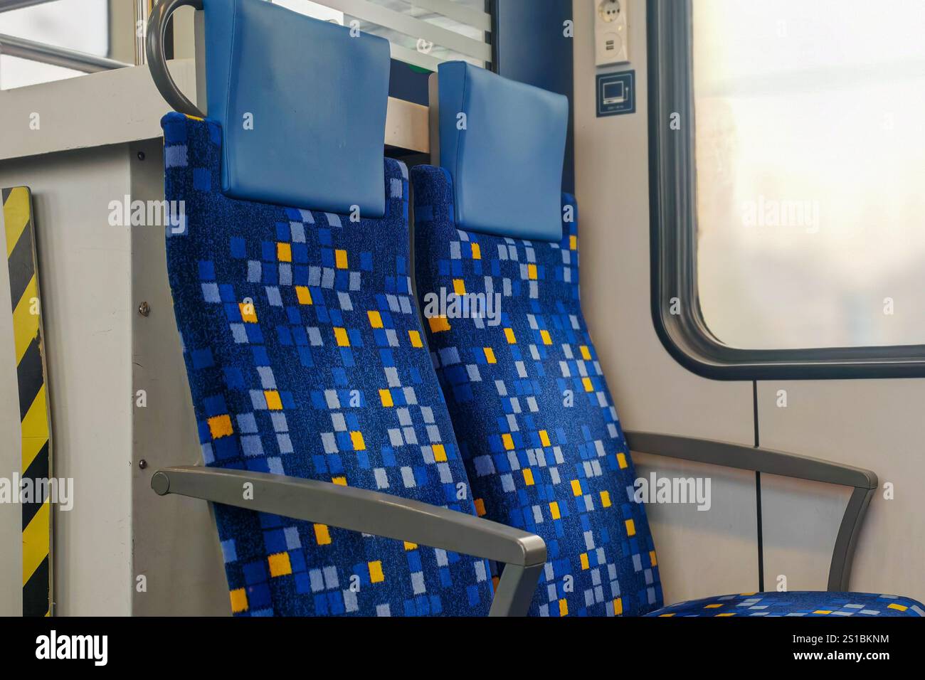 Moderni sedili in treno con materiale a fantasia in un vagone ferroviario ungherese Foto Stock