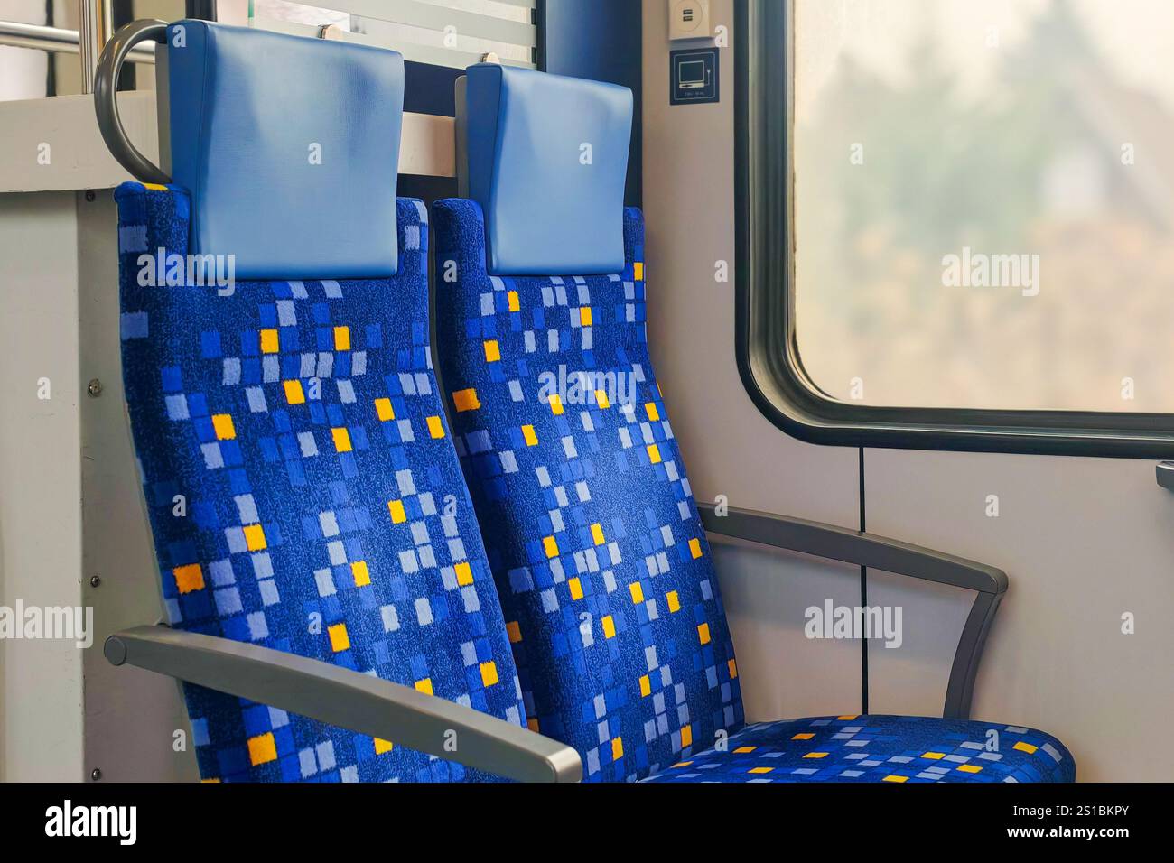 Moderni sedili in treno con materiale a fantasia in un vagone ferroviario ungherese Foto Stock
