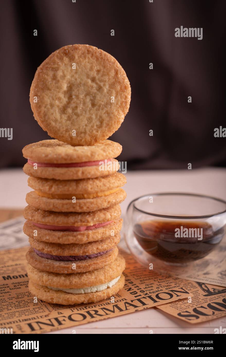 Foto deliziose pila di biscotti sandwich aromatizzati con caffè, catturando l'essenza del piacere dello spuntino e della creatività culinaria in un ambiente accogliente e artistico Foto Stock