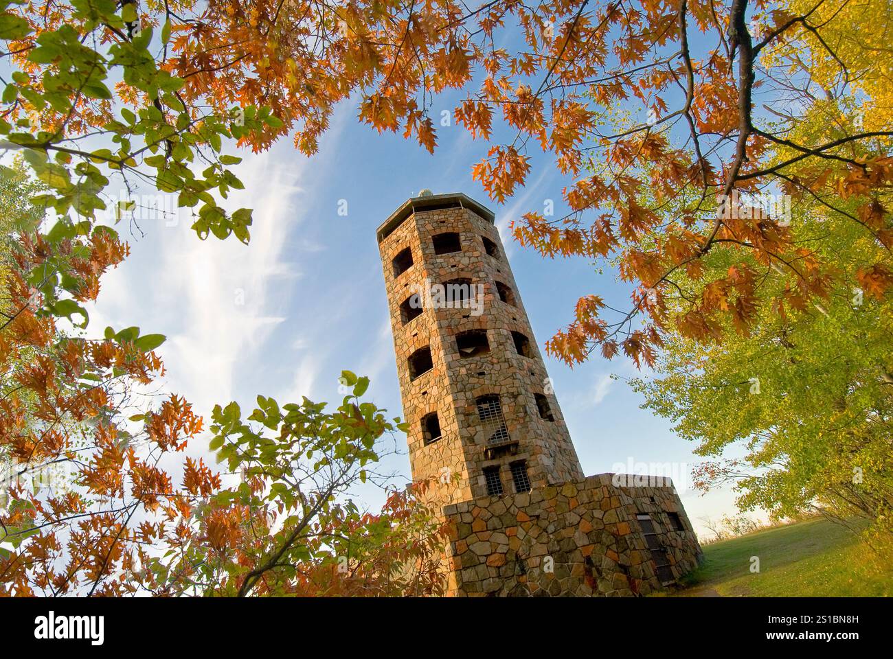 Enger Tower Park - inaugurato il 15 giugno 1939 dal principe ereditario Olav e dalla principessa ereditaria Marta di Norvegia - la torre è alta 80 metri e si sviluppa su cinque piani Foto Stock
