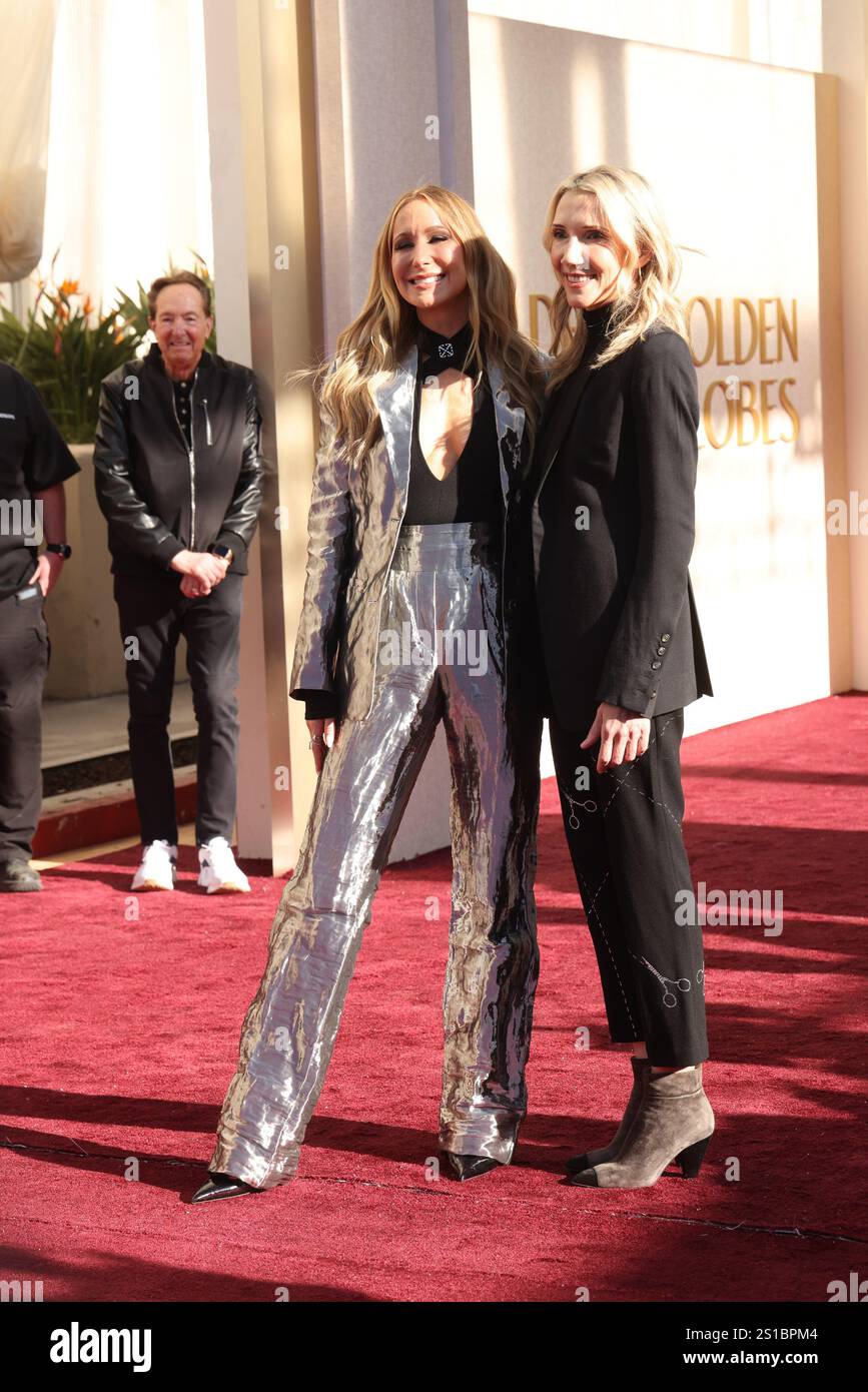Beverly Hills, Stati Uniti. 2 gennaio 2025. Nikki Glaser e Helen Hoehne partecipano al Red Carpet Rollout per il 82° Golden Globe Awards annuale al Beverly Hilton il 2 gennaio 2025 a Beverly Hills, California. Foto: Crash/imageSPACE credito: Imagespace/Alamy Live News Foto Stock