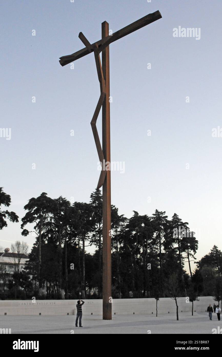 Cruz alta, Croce di Robert Schad, Santuario de Fatima, luogo di pellegrinaggio, Fatima, Ourem, Santarem, grande croce in legno davanti agli alberi, sagomata Foto Stock