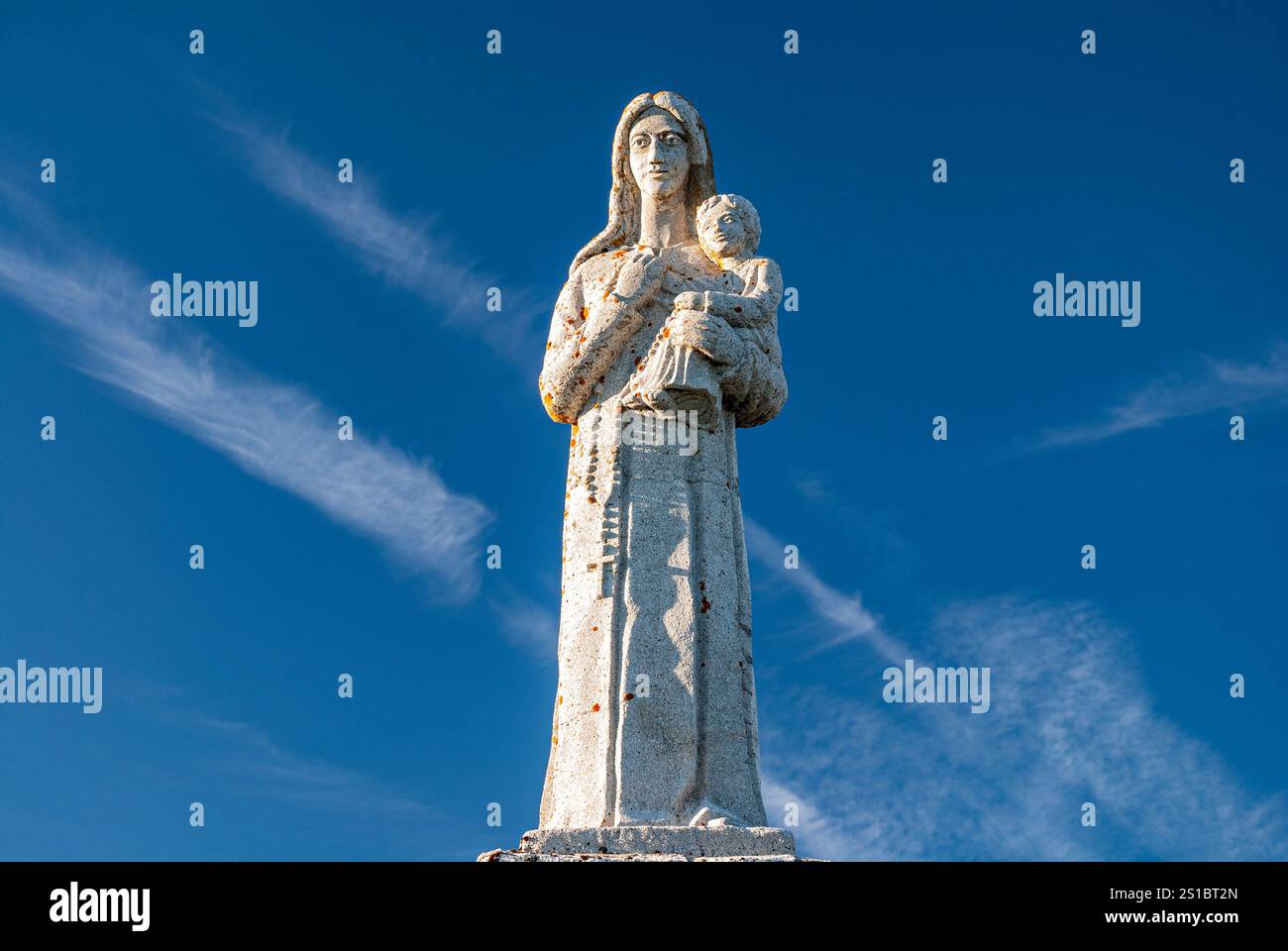 La Vergine col bambino. Eremo di Nuestra Señora del Pando. Prioro. Parco regionale Montaña de Riaño y Mampodre. Provincia di Leon. Castilla y Leon. Spagna. Foto Stock La Vergine col bambino. Eremo di Nuestra Señora del Pando. Prioro. Parco regionale Montaña de Riaño y Mampodre. Provincia di Leon. Castilla y Leon. Spagna. Foto Stock