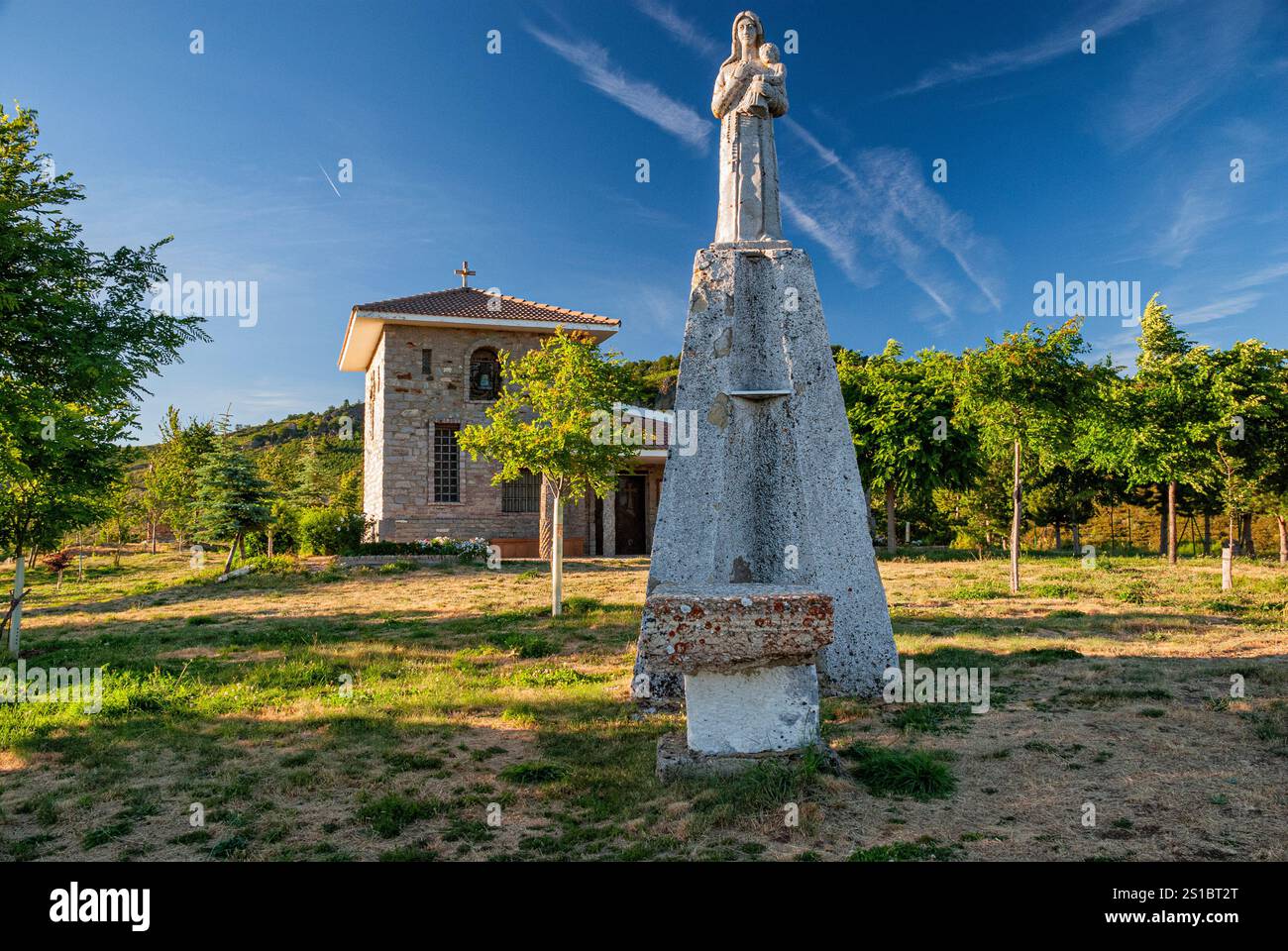 La Vergine col bambino. Eremo di Nuestra Señora del Pando. Prioro. Parco regionale Montaña de Riaño y Mampodre. Provincia di Leon. Castilla y Leon. Spagna. Foto Stock La Vergine col bambino. Eremo di Nuestra Señora del Pando. Prioro. Parco regionale Montaña de Riaño y Mampodre. Provincia di Leon. Castilla y Leon. Spagna. Foto Stock