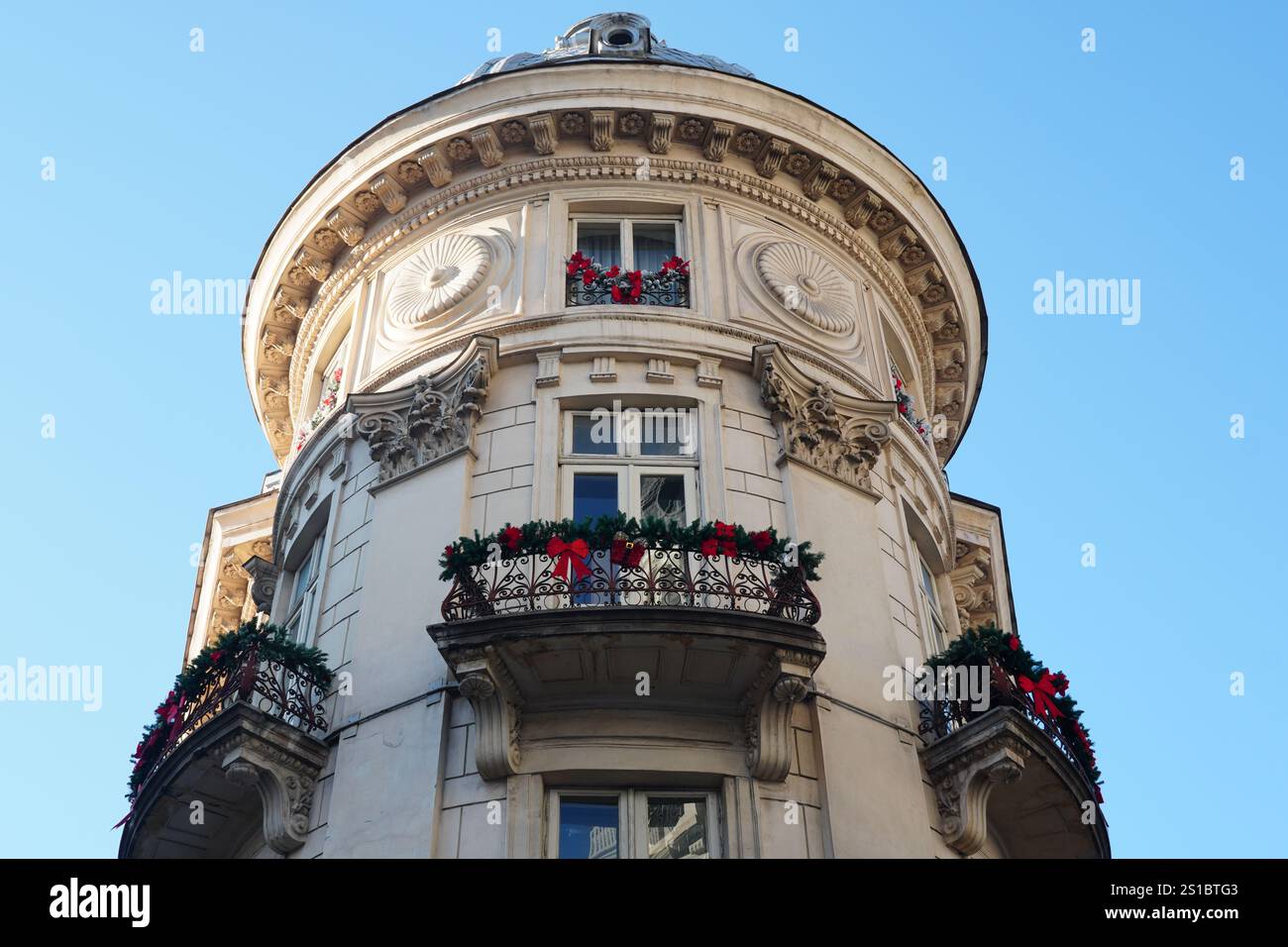 Splendido edificio storico decorato per Natale nel centro di Bucarest, Romania Foto Stock