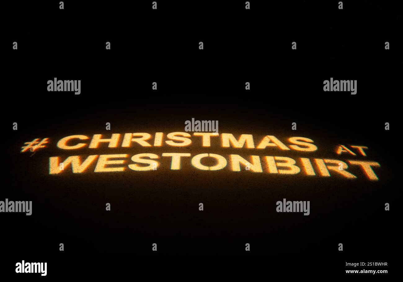 Display con testo illuminato che pubblicizza il Natale al Westonbirt su sfondo scuro Foto Stock