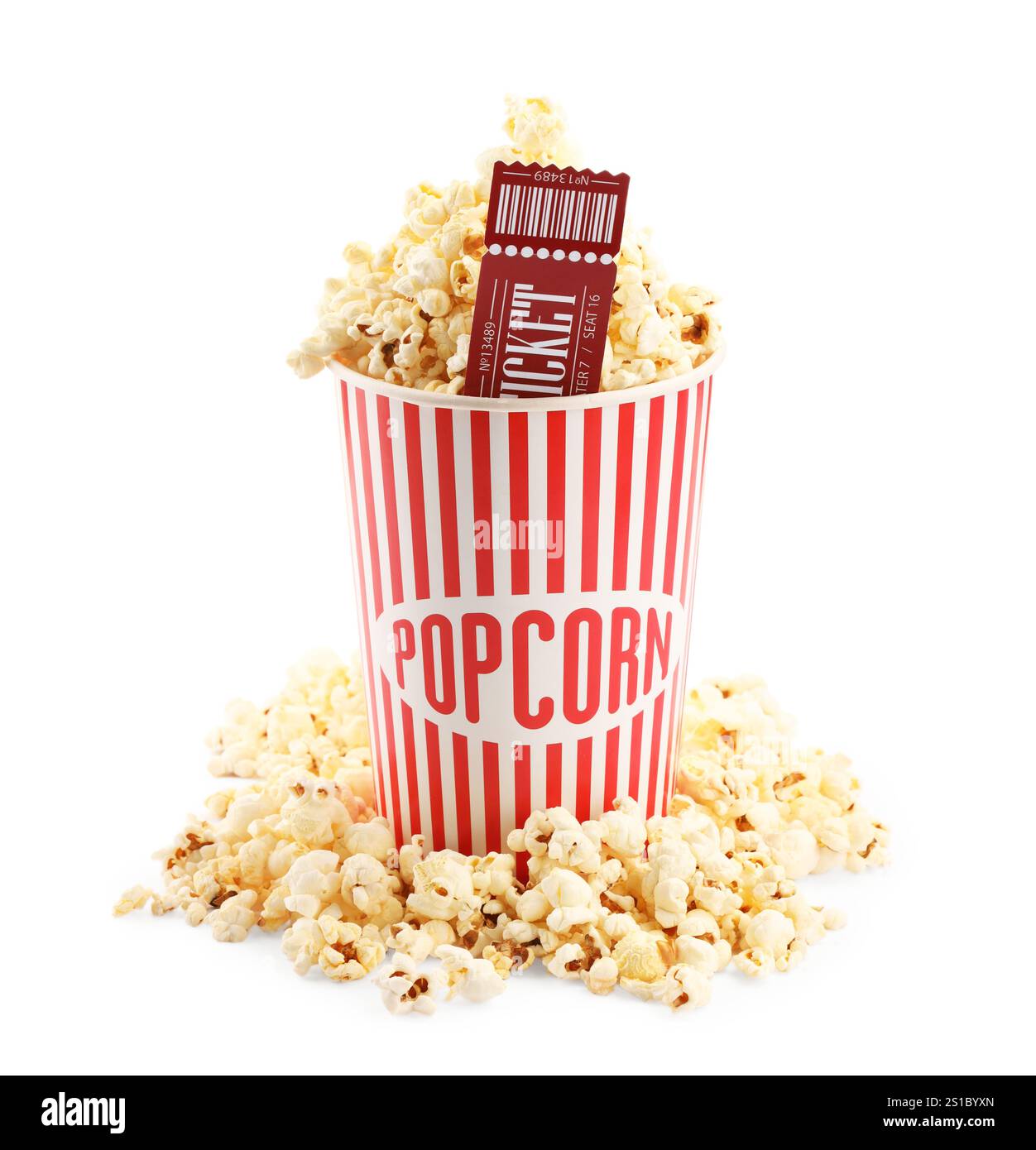 Gustosi popcorn e biglietto per il cinema isolato sul bianco Foto Stock